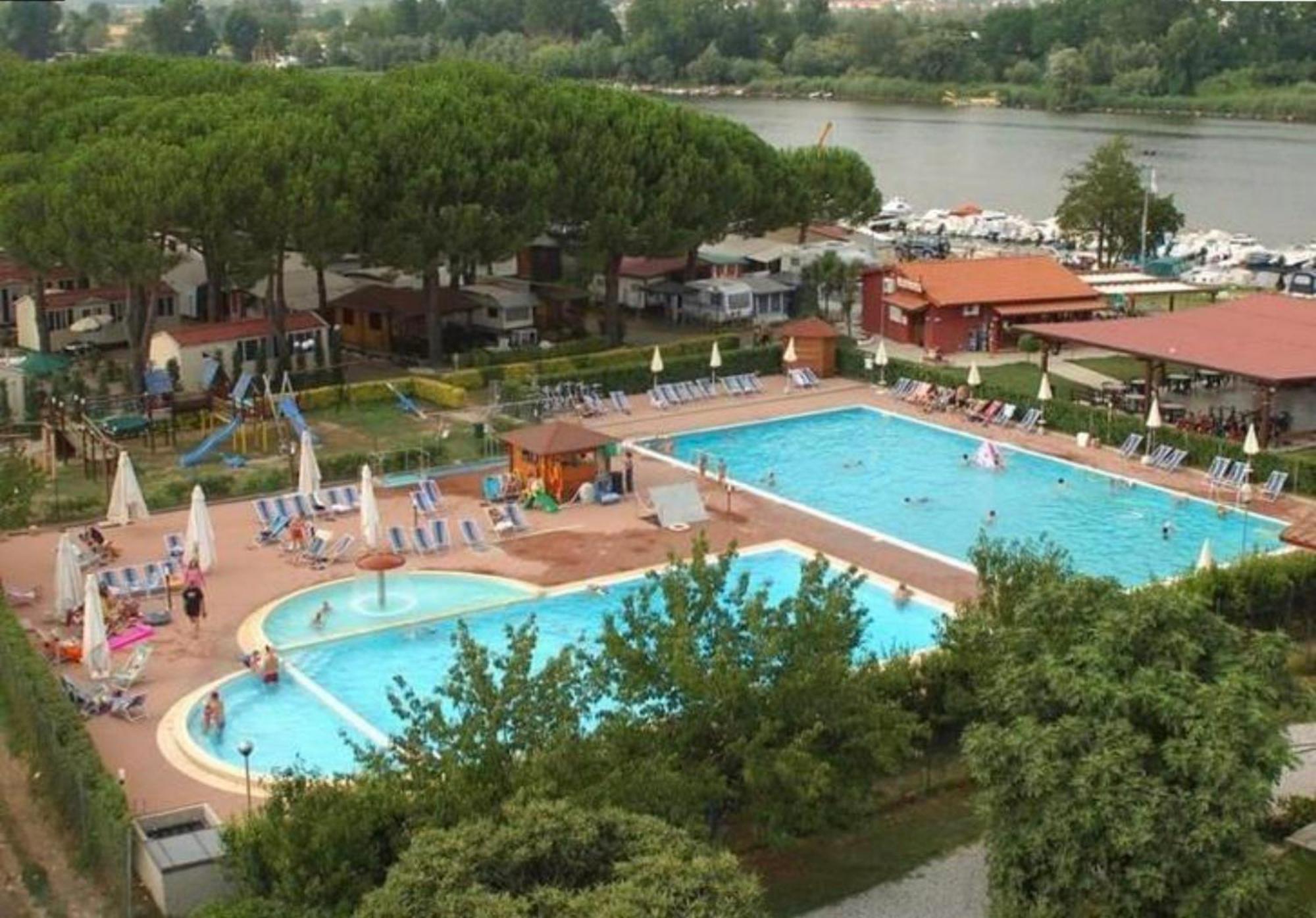 Chalet Camping River Italie Met 2 Slaapkamers Ameglia Exterior foto