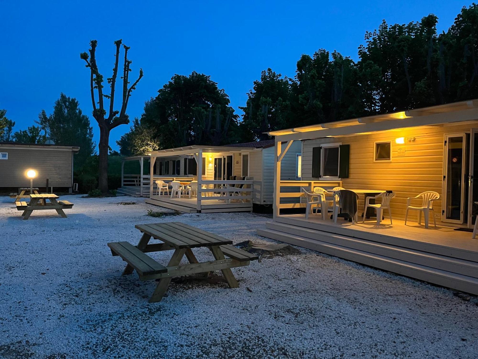 Chalet Camping River Italie Met 2 Slaapkamers Ameglia Exterior foto